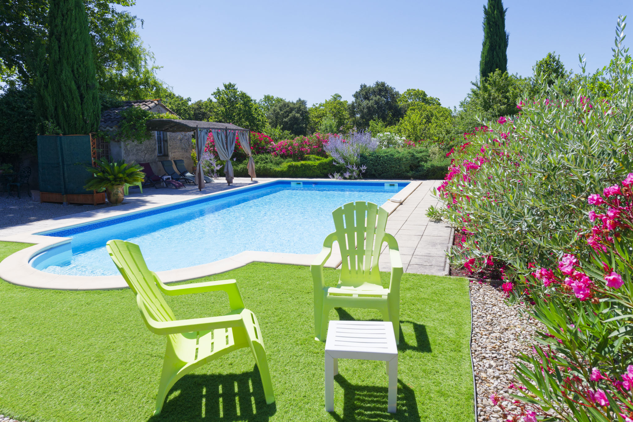 Piscine et rideaux